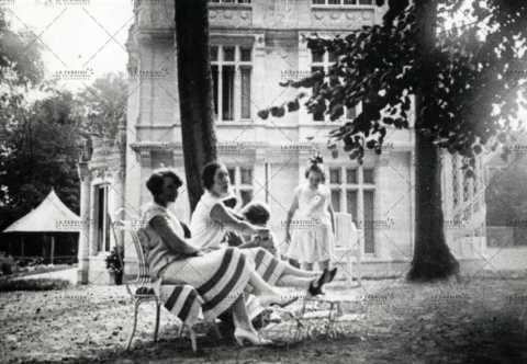 Femmes devant le Château de Beauregard